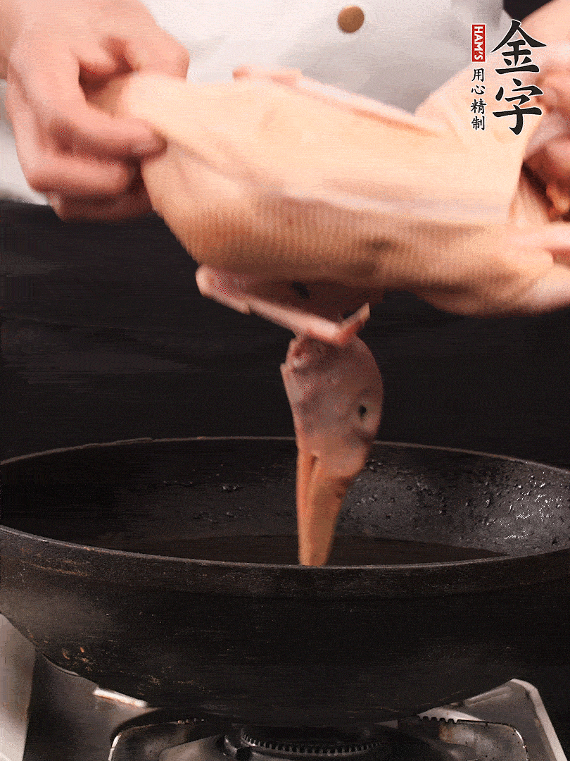 處理干凈的老鴨1只，黃酒小半碗，姜幾片，一起放入冷水，煮沸焯水3分鐘，去除血沫