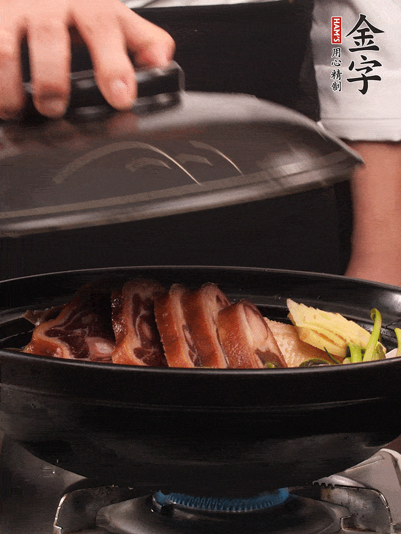 砂鍋蓋蓋子密封，大火燒開后轉小火，燜煮2小時