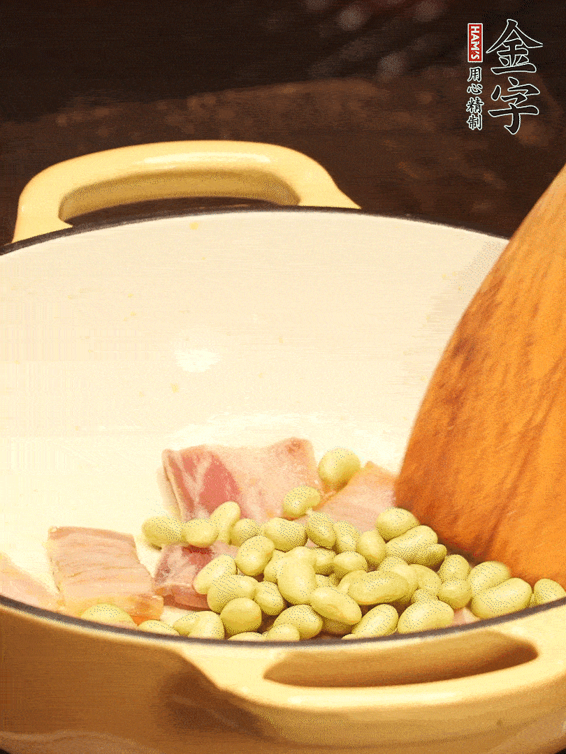 加入青豆、香菇翻炒出香味