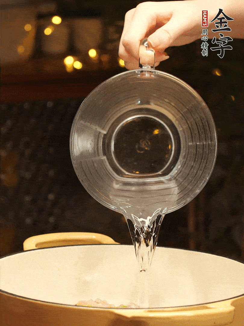 加入120ml水，蓋上蓋子燜幾分鐘撒上蔥花，美美的擺個(gè)盤~