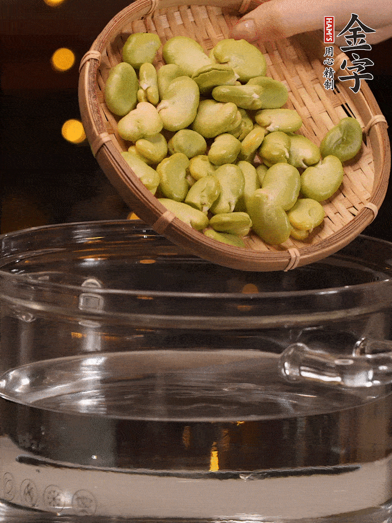 蠶豆剝殼，一起放入鍋中開水焯2分鐘去澀