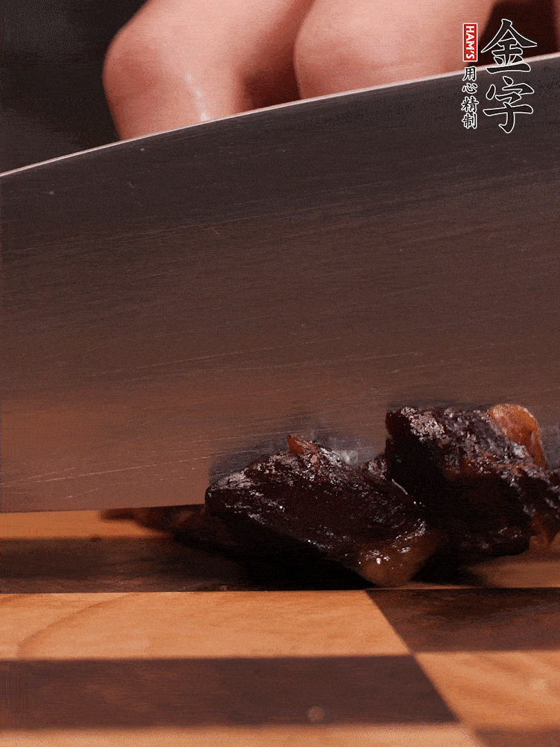 金字醬油肉整塊放入鍋中煮至7成熟，切成小塊