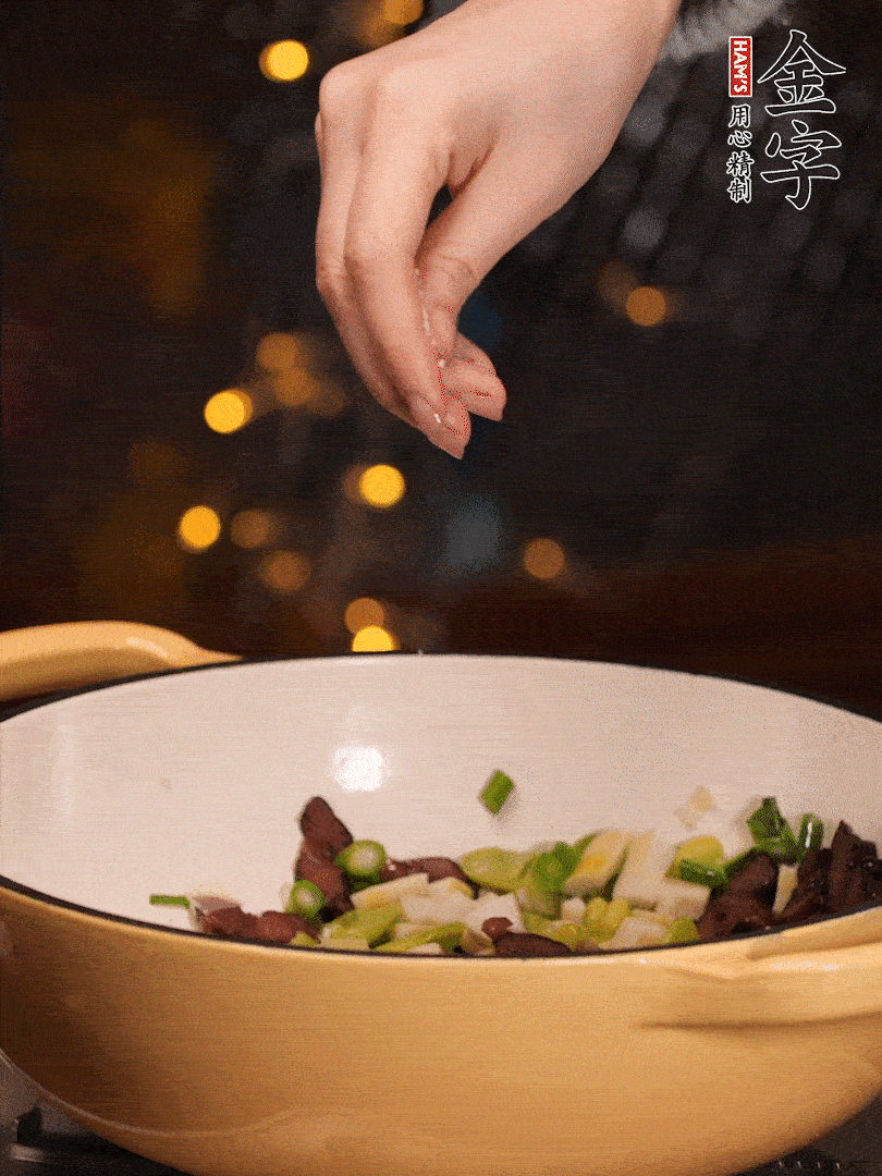 可以加點(diǎn)點(diǎn)水，再加菜苔，加點(diǎn)鹽、味精調(diào)味