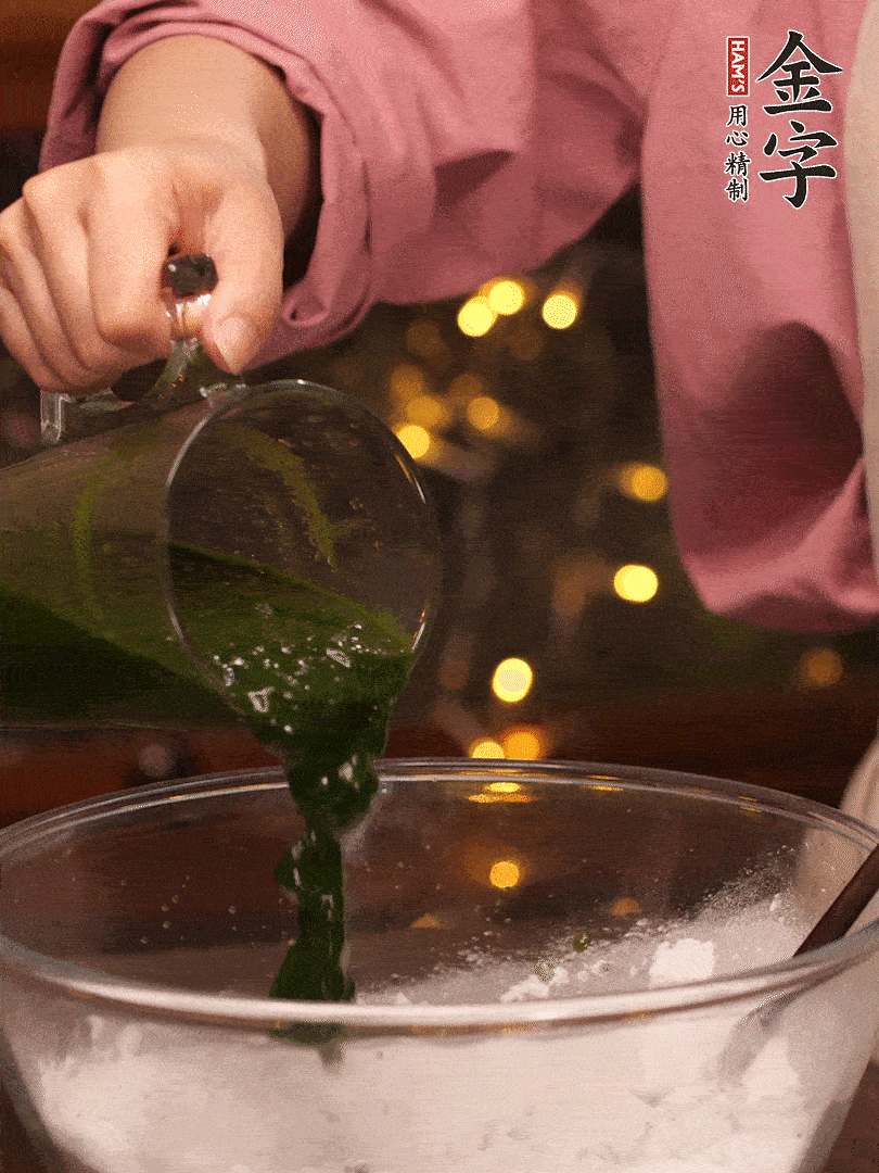 清明粿粉，分次加艾草泥，加點油揉2分鐘