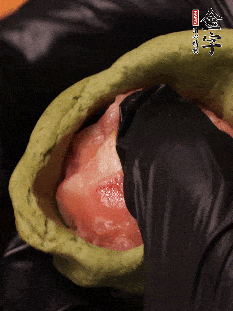 切成小劑子，中間壓個坑，做成碗狀，虎口慢慢收口