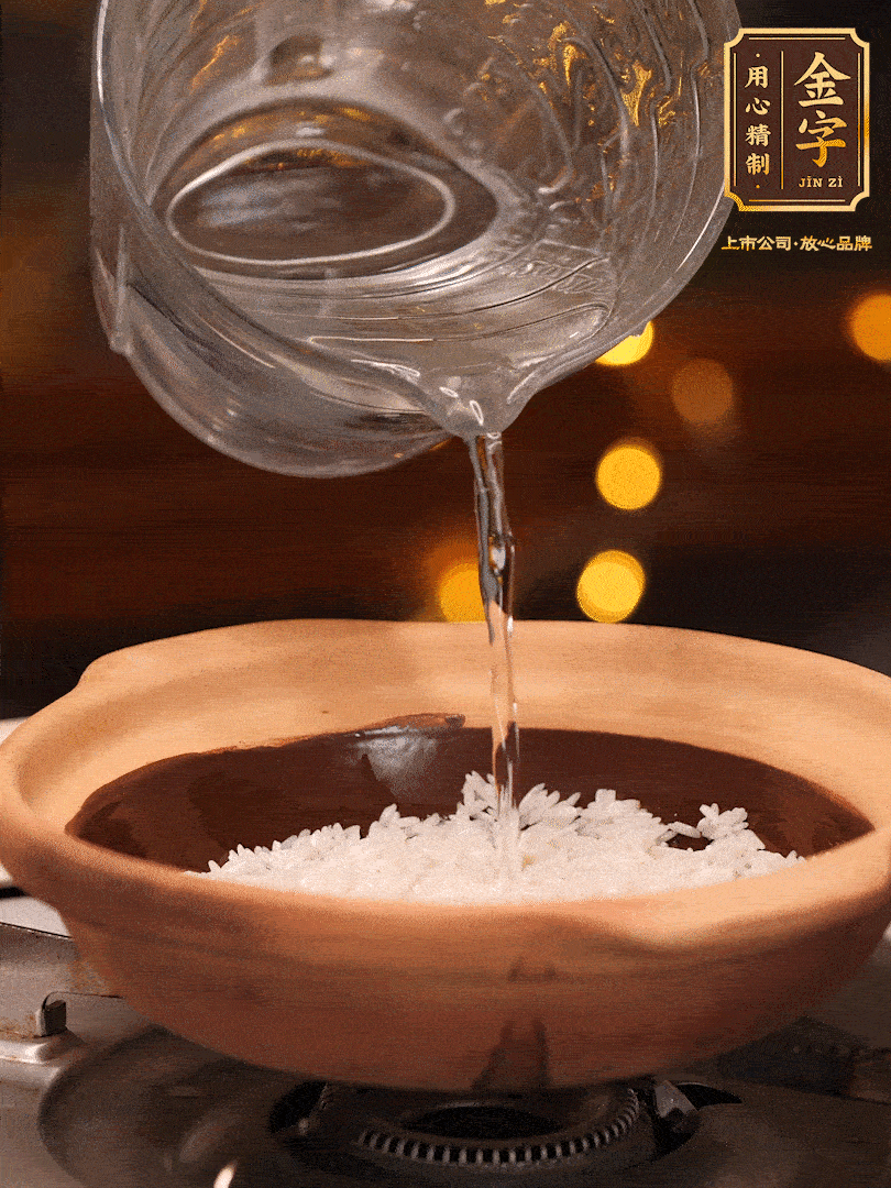 選一個中意的砂鍋加入1勺花生油并刷勻，倒入泡好的絲苗米、開大火煮至沸騰冒大泡后，轉(zhuǎn)中火蓋蓋燜煮5分鐘