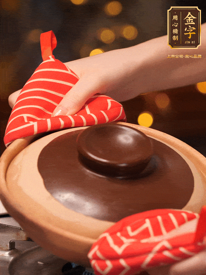 想要有嘎嘣脆鍋巴的關(guān)鍵（傾斜砂鍋，讓每個側(cè)邊都均勻加熱一分鐘）