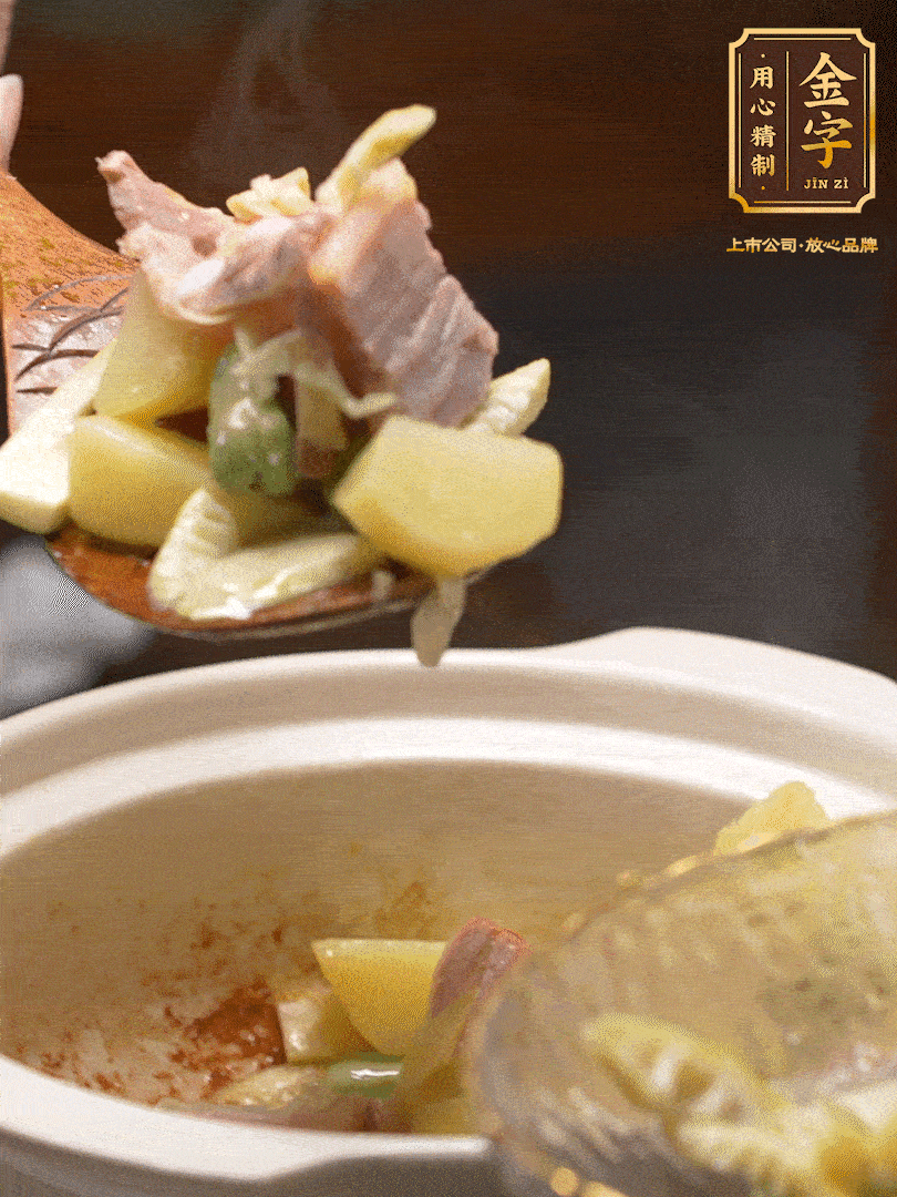 煸出咸肉脂香，再下筍丁、蠶豆。呈出