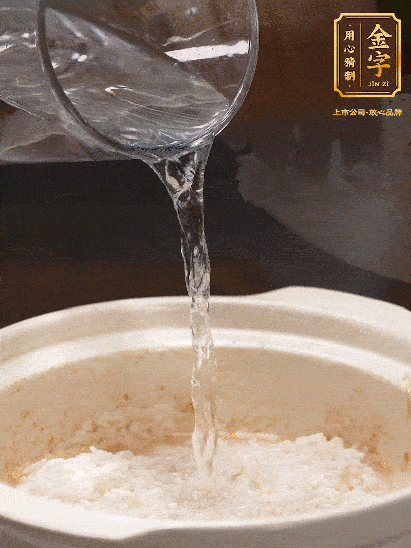 將泡好的米，加水一指，煮至沸騰