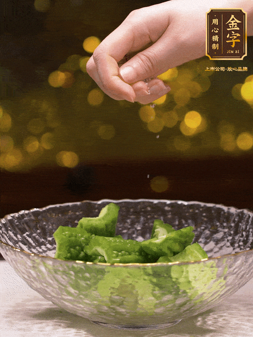 處理好的苦瓜切段（5cm），加點(diǎn)鹽鹽腌一下，去除一下苦味