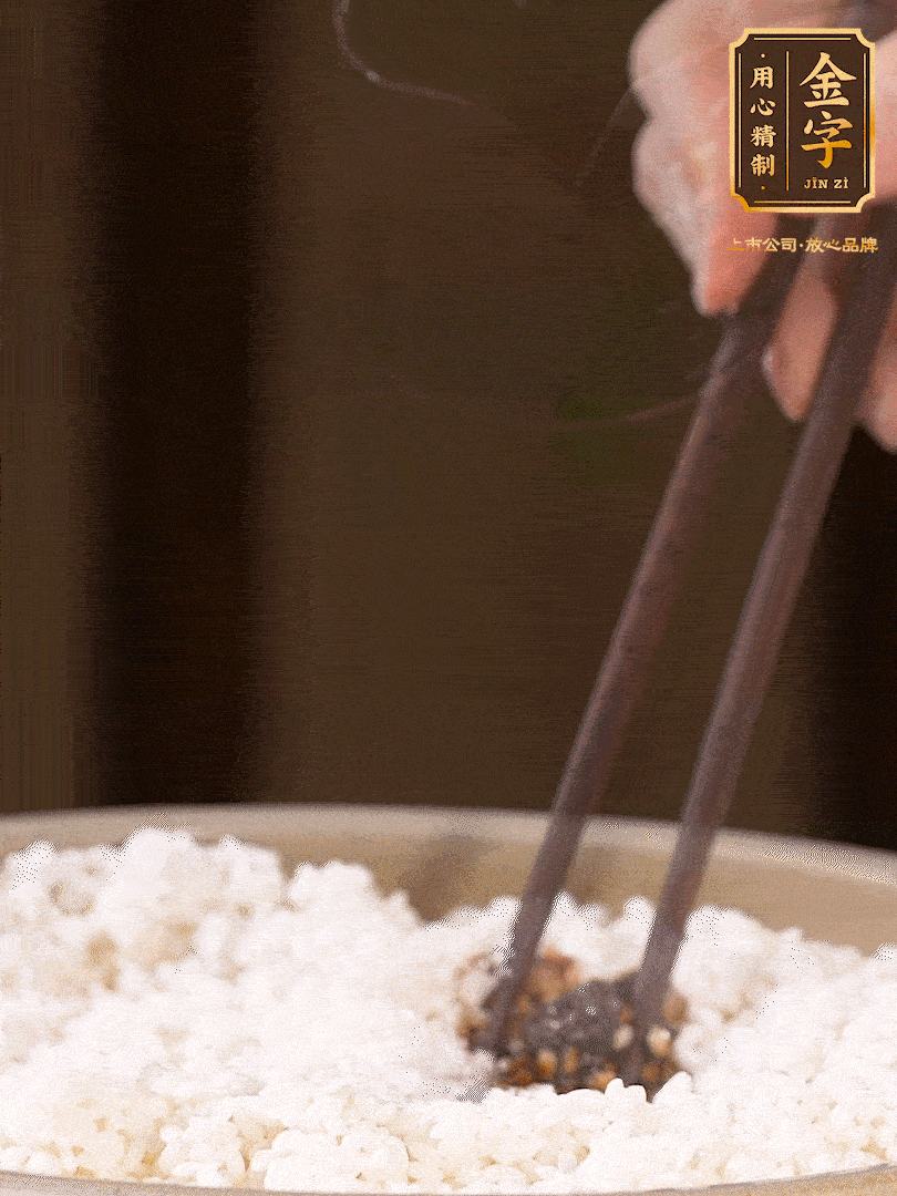 糯米淘洗干凈，浸泡4小時(shí)，控干水分后，加鹽、糖、老抽調(diào)味調(diào)色