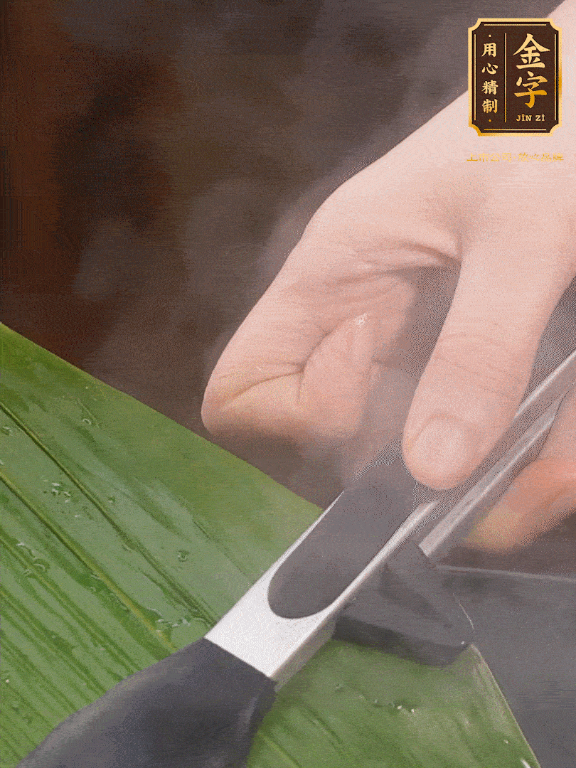 新鮮粽葉洗凈，用開水煮一下，讓粽葉更有韌性不易裂。