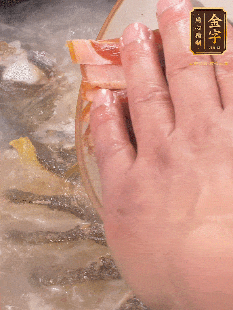 將煎好的魚，倒入三大碗開水。大火煮開后放入1個蔥結(jié)、2片姜片和1勺料酒和火腿片