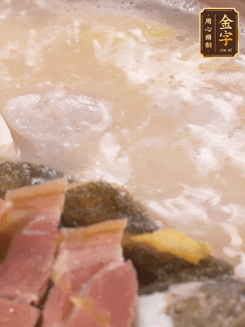 大火煮至沸騰后，轉(zhuǎn)至砂鍋中，繼續(xù)燉煮。這個時候可以放入一些自己喜歡吃的配菜比如蝦滑、內(nèi)酯豆腐來添味