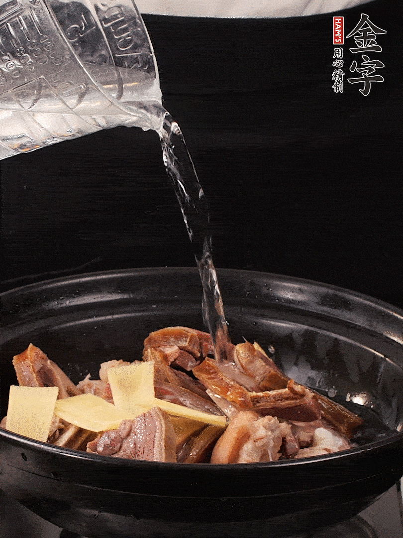 火腿、豬腳放到大砂鍋里，黃酒提鮮，蔥姜去腥，加2kg純凈水沒過食材。水一定要放足，中途最好不能加水