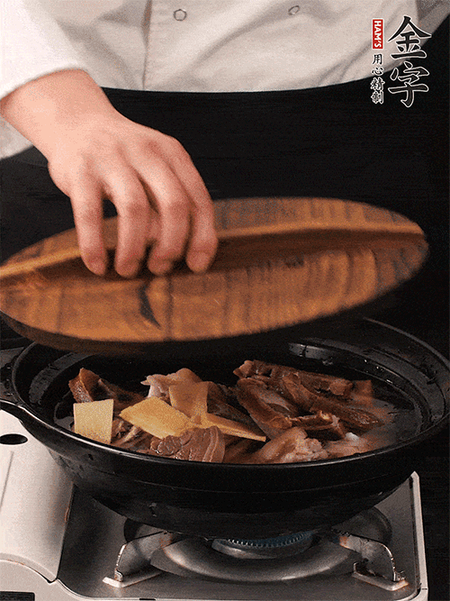 大火煮到沸騰后，轉中小火慢燉1個半小時。