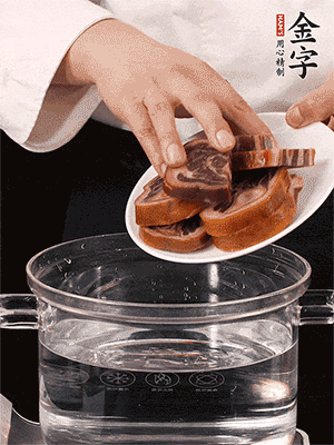 一包200g的金字火腿蹄片恰好搭配一個新鮮豬爪（豬腳）。都先加蔥姜、料酒焯水一遍，把血水清除后燉出來才能更清澈不油膩。