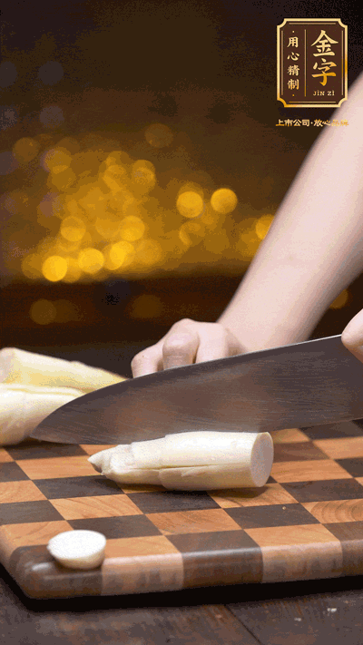 茭白剝去外皮，去掉根部老硬部分，洗凈切滾刀塊