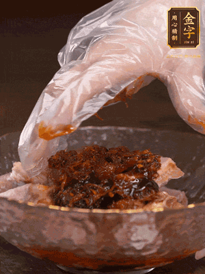 排骨用1勺蠔油、1勺醬油、1勺金字火腿XO醬抓勻腌制半小時