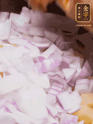 倒入洗干凈的大米、土豆丁、洋蔥碎、排骨、金字火腿xo醬、水