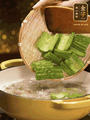 倒入熱水，和泡開的綠豆（連水）和火腿片，大火燒開燉一個(gè)小時(shí)