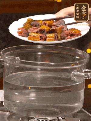 黃鱔冷水下鍋焯燙，再用清水洗凈去除腥味