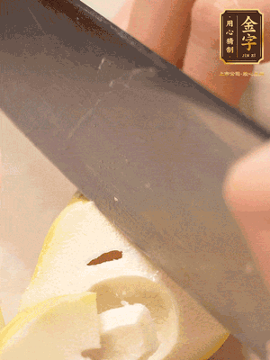 春筍切成滾刀塊，焯水去除澀味