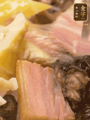 倒入滾燙的熱水，燉煮20分鐘，湯濃汁白