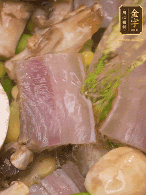 開蓋，放入河蝦繼續(xù)燜煮5分鐘