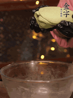 水里放點鹽，燒開后放艾草，一勺小蘇打，撈出浸入涼水，打成艾草泥