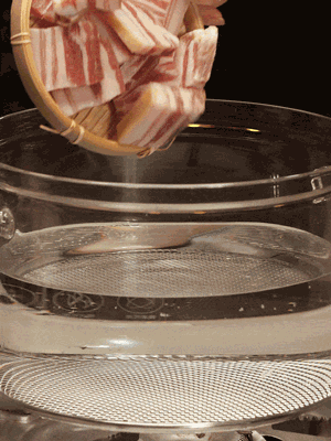 排骨、咸肉，一起下入鍋中，加入蔥，姜，料酒，倒入清水焯水清洗干凈