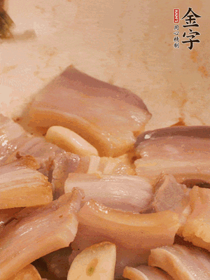 加入雪菜、咸肉冬筍 炒出香味