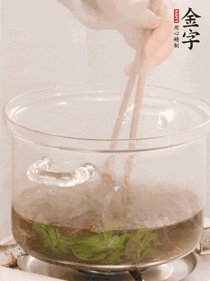 香椿焯水，變色后撈出，切成小段