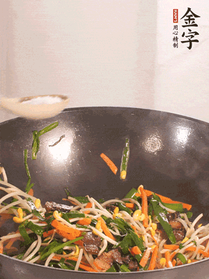 炒合菜：金字醬油肉、綠豆芽、韭菜