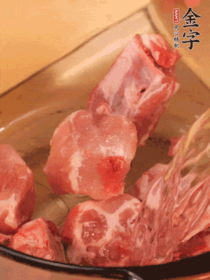 排骨冷水下鍋，加料酒、姜片，煮開(kāi)綽水