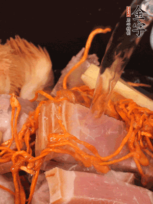 將所有食材一起倒進(jìn)鍋中，加水沒(méi)過(guò)食材，燉煮30分鐘即可