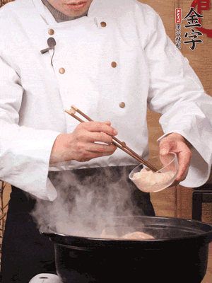 花膠、金湯放入鍋中小火再燉10分鐘