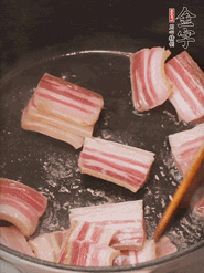 鍋中放菜籽油燒熱，下咸肉、冬筍略微煸炒