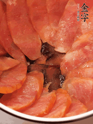 深碗涂抹豬油，頂端鋪枸杞，間隔鋪上香腸、醬油肉片