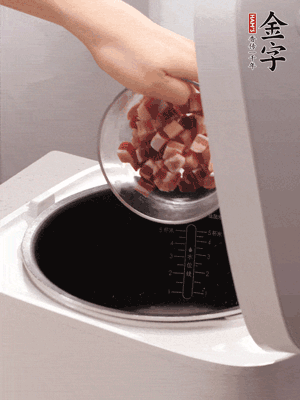 鍋中倒入豬油，油熱后炒熟上海青，給倒少許鹽調(diào)味