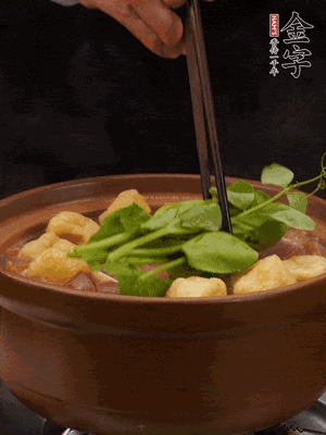 加筒骨煲的經(jīng)典配菜：金字土香腸、油豆腐、千張蓋上蓋子燜一會(huì)兒，耐心等候10分鐘。