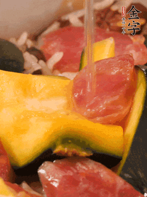 倒入溫開水，水量高出米面一個指節(jié)。