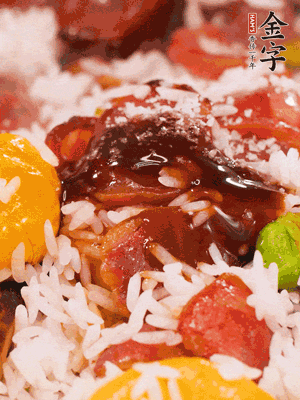 調(diào)醬汁，把蠔油：生抽：老抽：香油按1:2:1:0.5的比例。