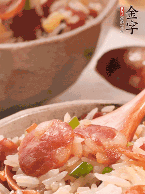 開蓋后，沿鍋邊淋2大勺花生油，大火烤出鍋巴。輕輕翻拌一下，撒點(diǎn)蔥花。