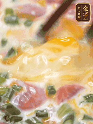 三個全蛋中加適量牛奶、鹽、黑胡椒粉、臘腸、蔥花攪拌均勻