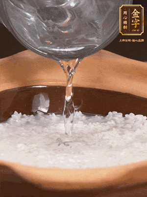 砂鍋底部刷一層油，加入大米和開水，水高1cm,大火燒開后轉(zhuǎn)中火煲5分鐘，到水微收干