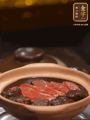 鋪上臘腸和排骨，鍋邊淋一圈油，小火煲10分鐘