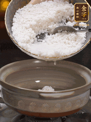 鍋底刷油，倒入米飯，水沒過即可，中小火燜10分鐘，戳幾個洞