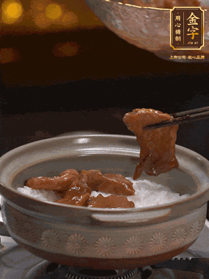 鋪上牛肉，鍋邊淋油在燜5分鐘