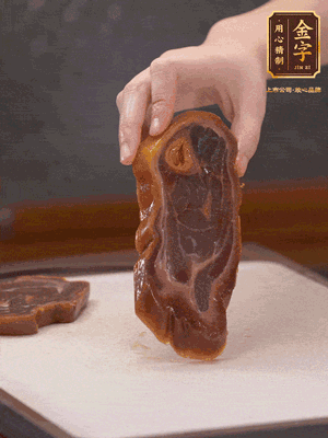 處理節(jié)瓜，刮掉表層的皮和毛，洗凈后去掉瓜蒂，切大塊